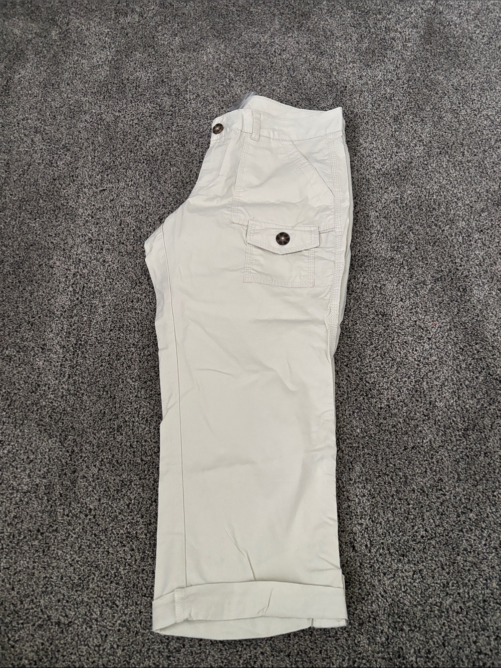SO Cream Cargo Capri Pants with Buttoned Flap Pocket